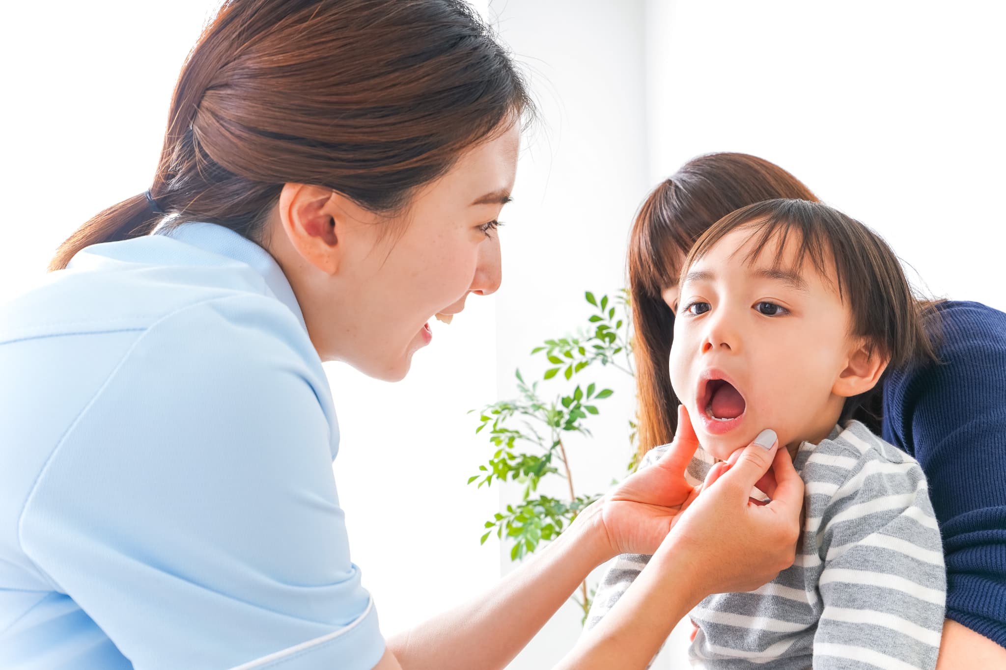 子どもが受け口になるのを防ぐために歯科医院で診察を受ける親子