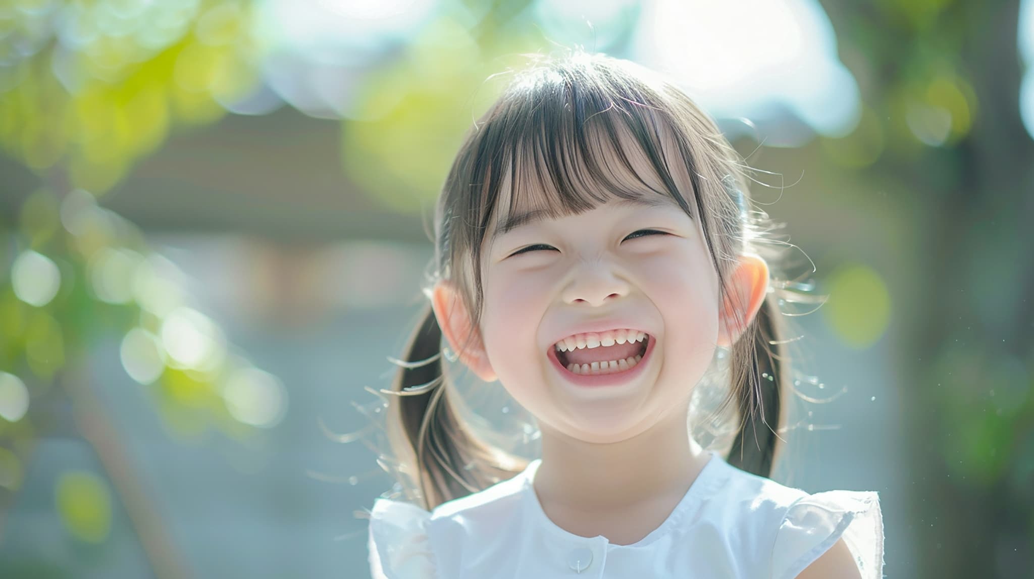受け口を矯正して笑顔を見せる女の子