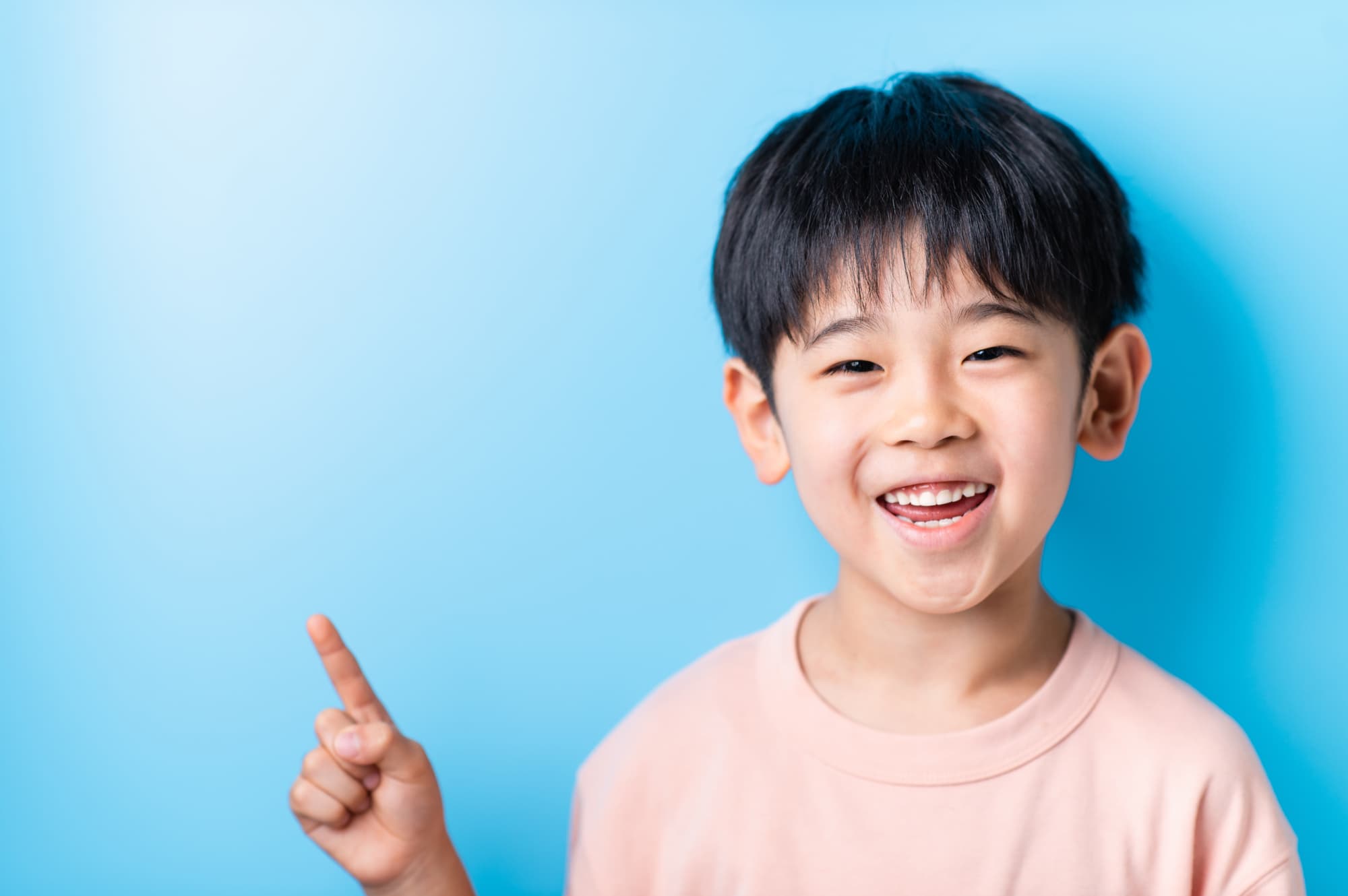 子どもの受け口について紹介する男の子