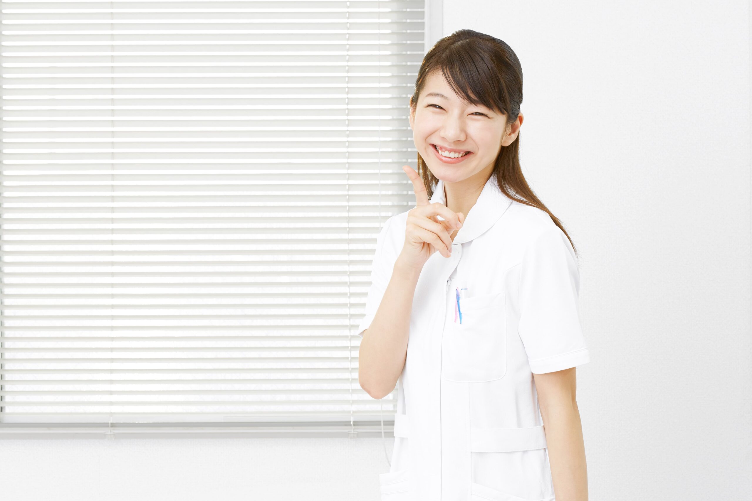 こっちを見て笑っている歯科衛生士