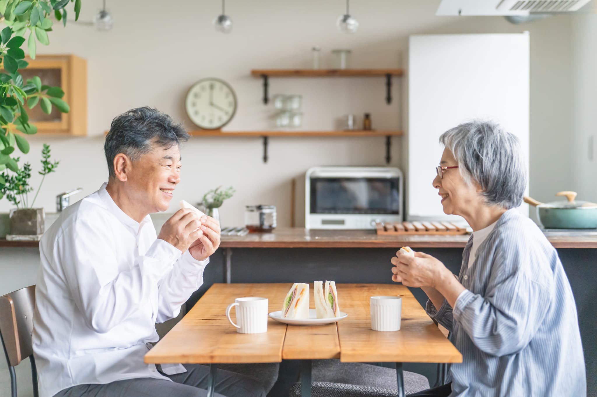 奥歯に部分入れ歯を入れて美味しく食事が摂れている老夫婦