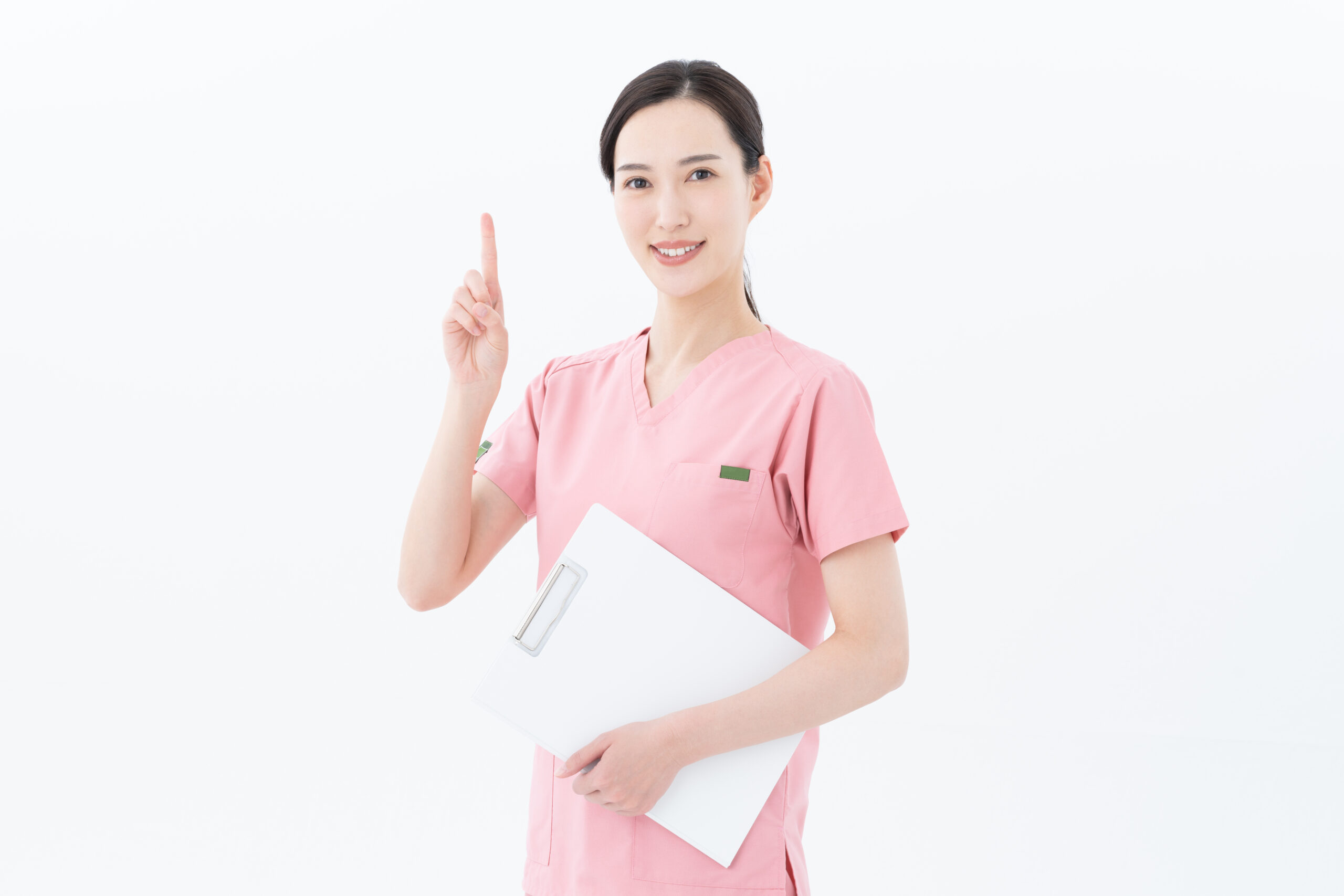 前歯をインプラントにするのが難しい理由について説明する女性