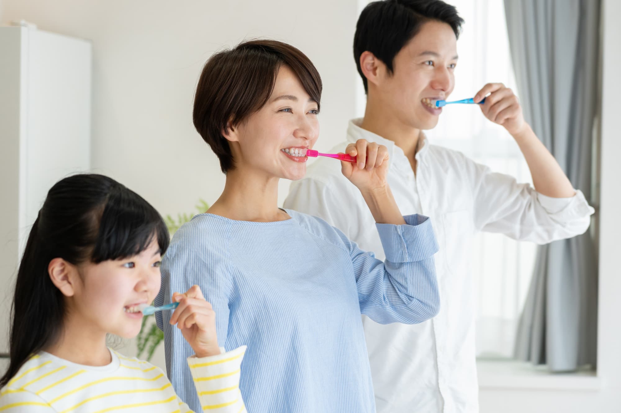 マウスピース矯正中の虫歯予防で歯みがきをするイメージ