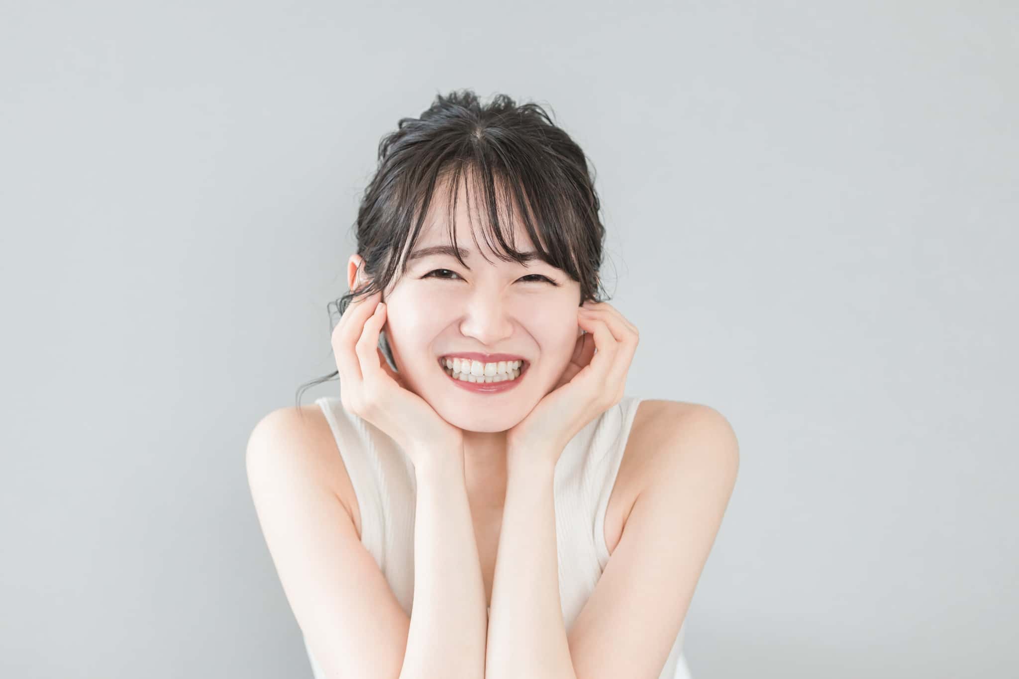 マウスピース矯正ですきっ歯を治して笑顔の女性