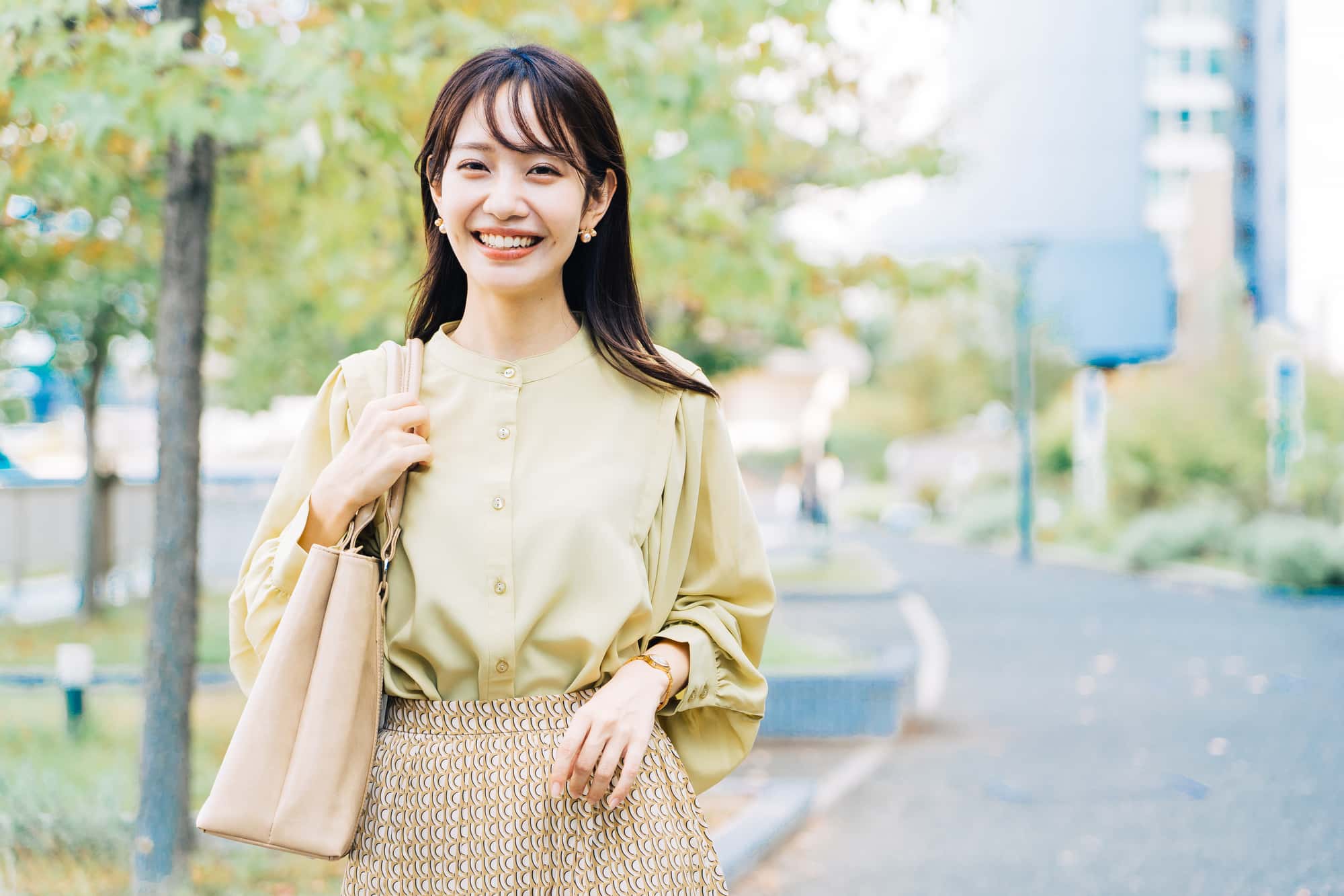 ホワイトニングをした白い歯で笑う女性