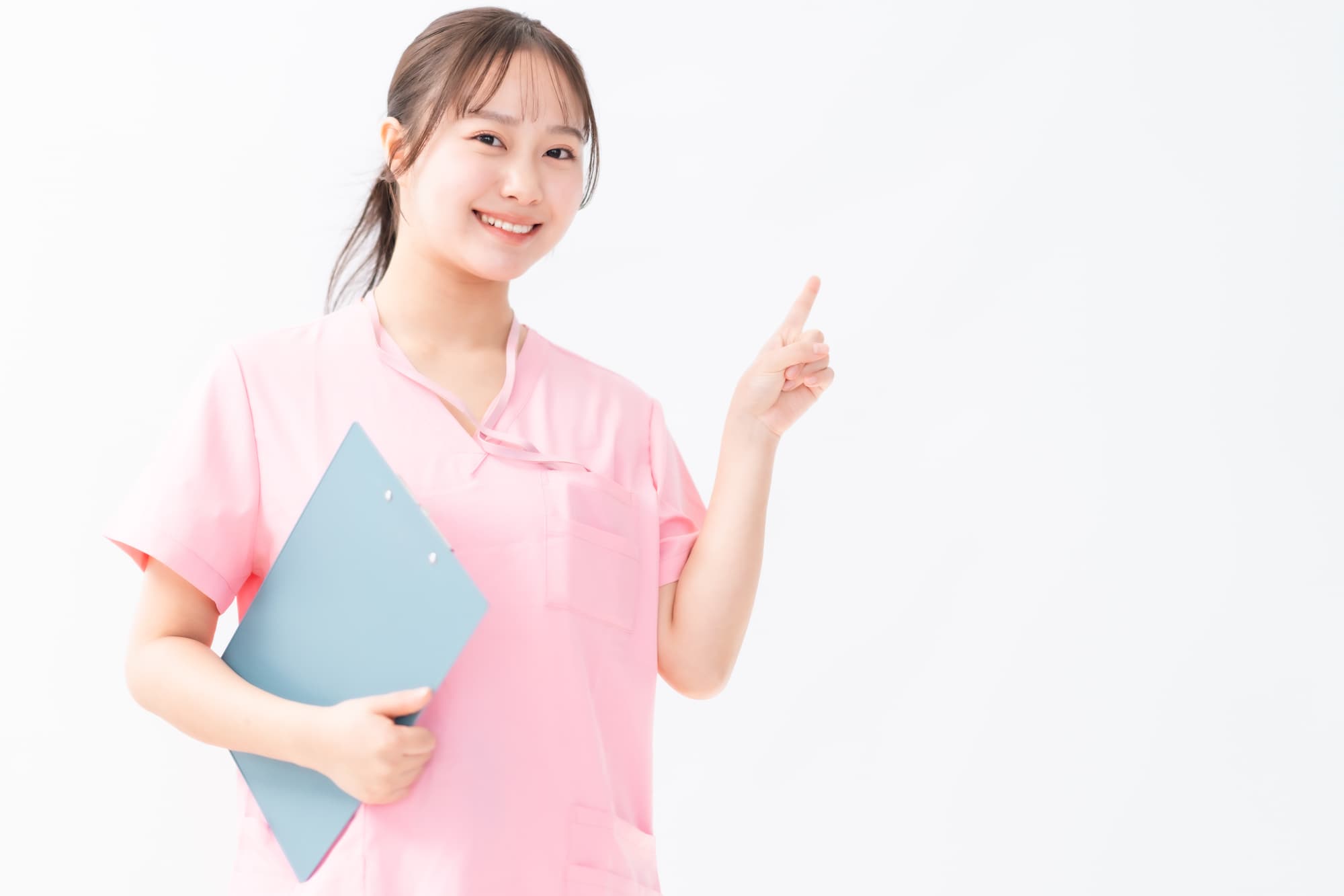 銀歯の下が虫歯になる原因を説明する歯科医師