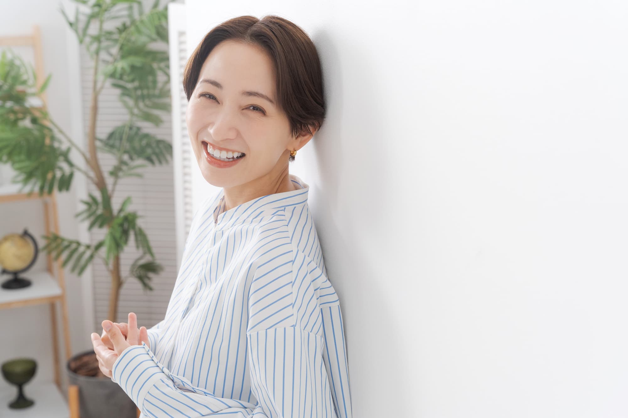銀歯の下の虫歯を治療して笑顔を見せる女性