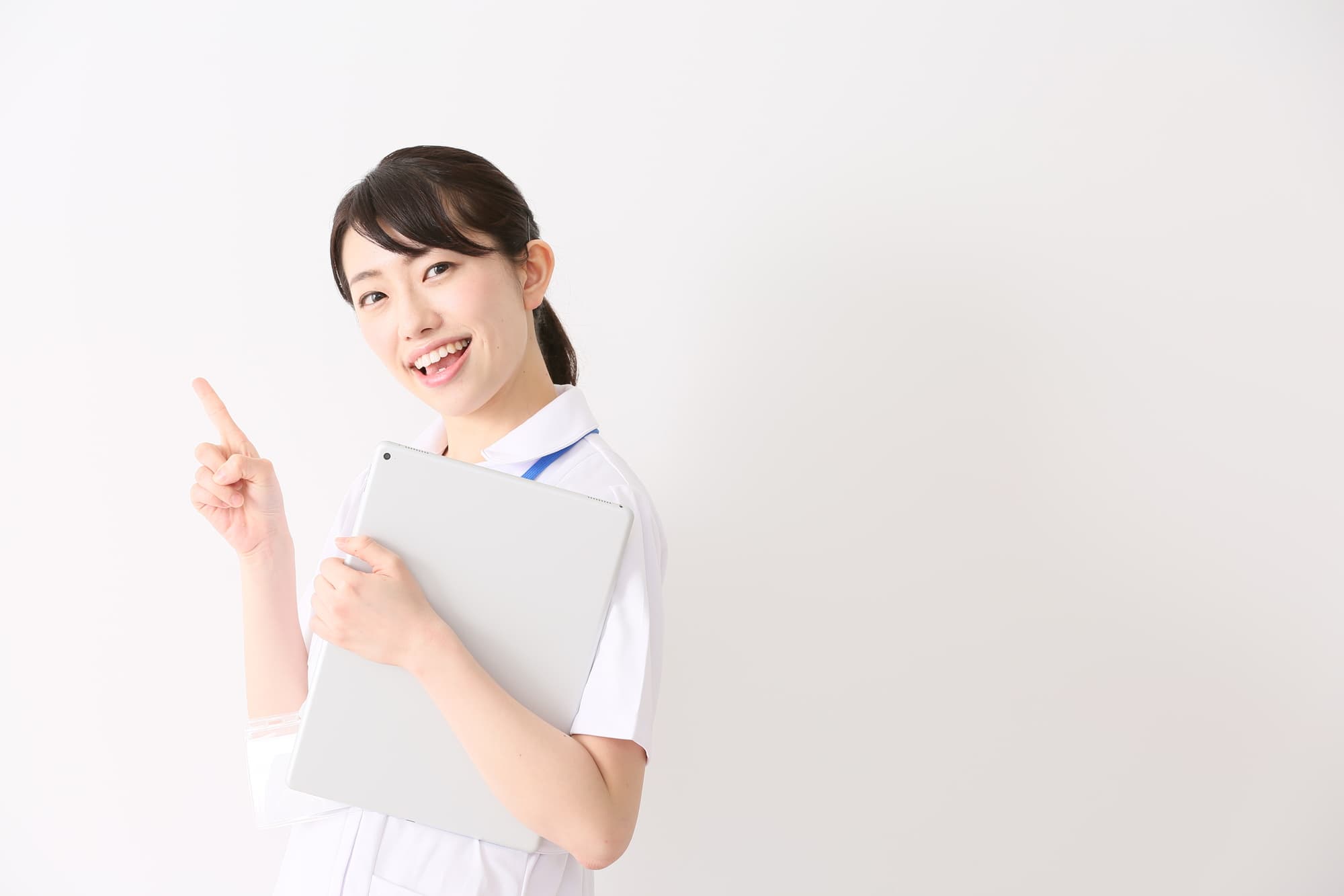 働きながら歯科衛生士を目指すために必要なことを紹介する女性
