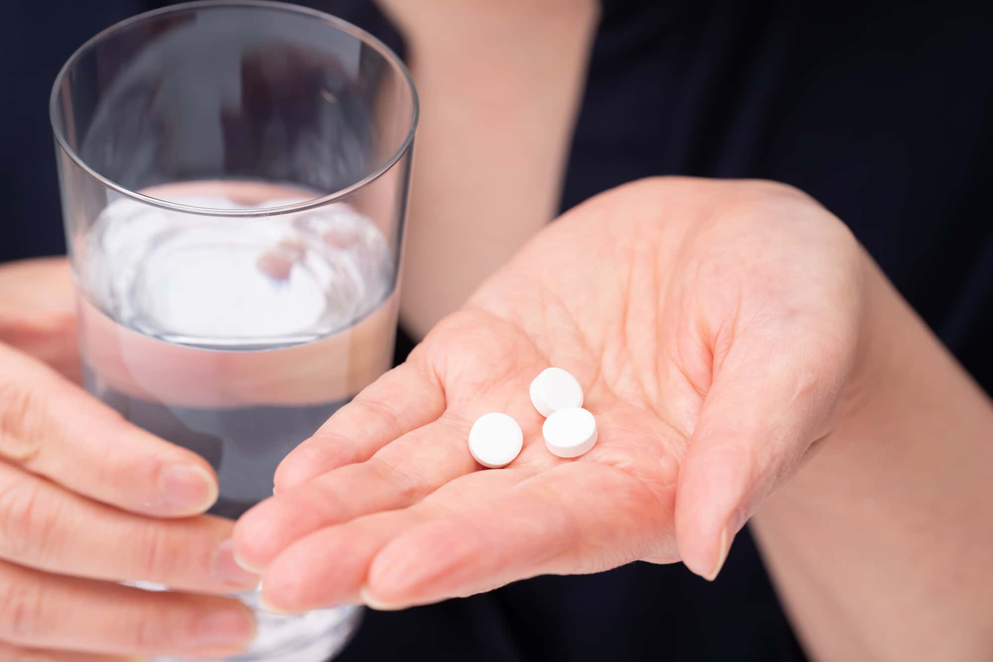 親知らずを抜いたあとの痛みを抑える為に鎮痛剤を飲むイメージ