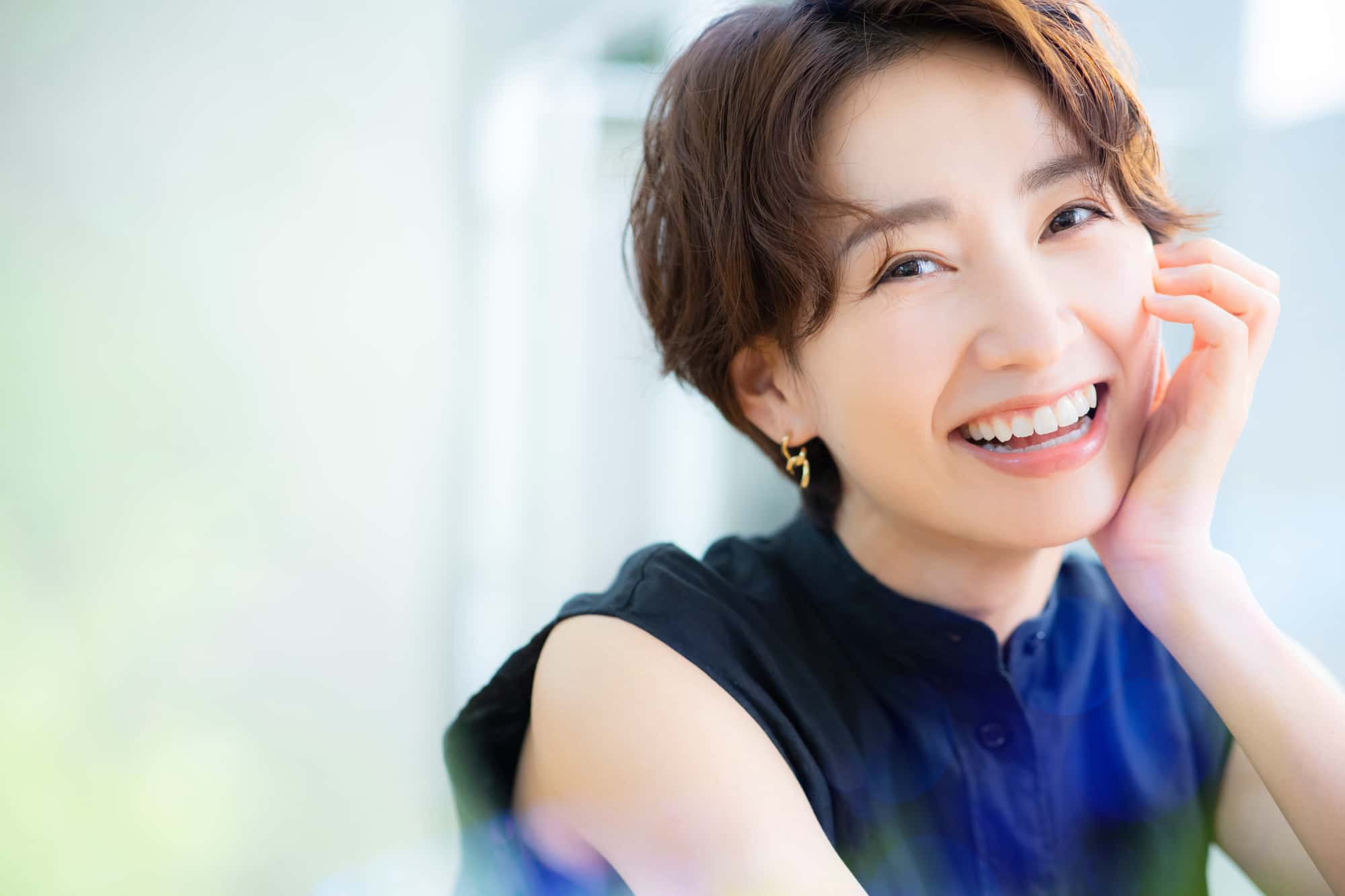 親知らずを抜いて笑顔の女性
