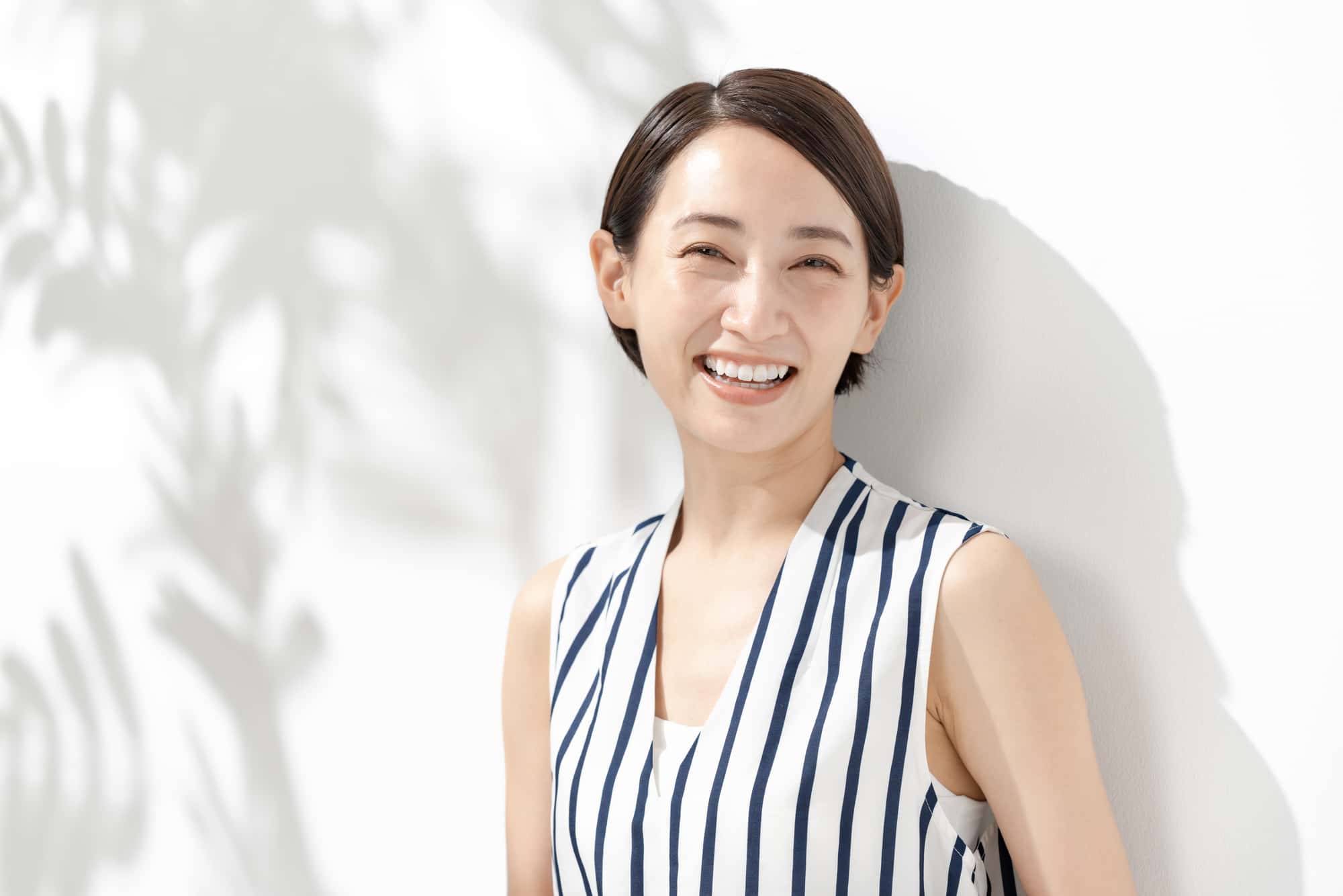 ワイヤー矯正で治した綺麗な歯並びで笑顔の女性