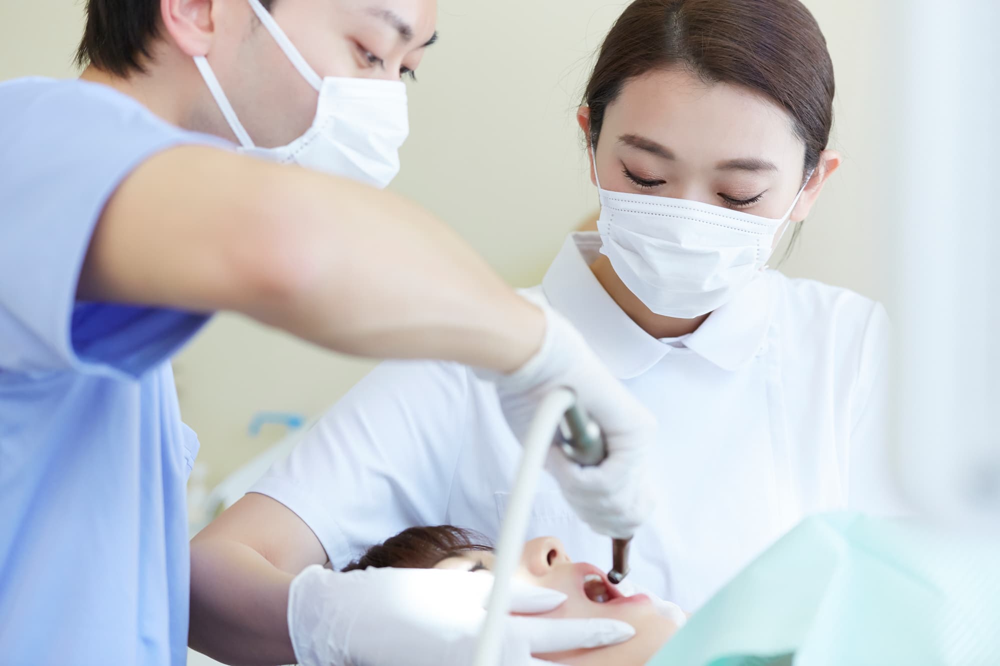 歯科医師の補助をする歯科衛生士