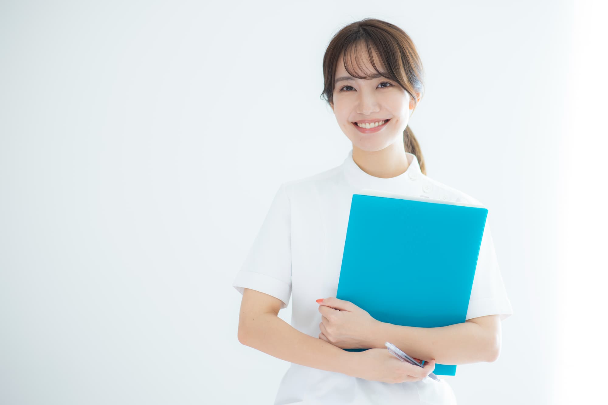 笑顔を見せる歯科衛生士の女性